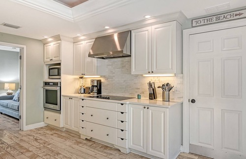 Bay Isle Casa | Hemingway House – Serene Siesta Key Getaway with Heated Pool, Pizza Oven & Steps from Shell Beach