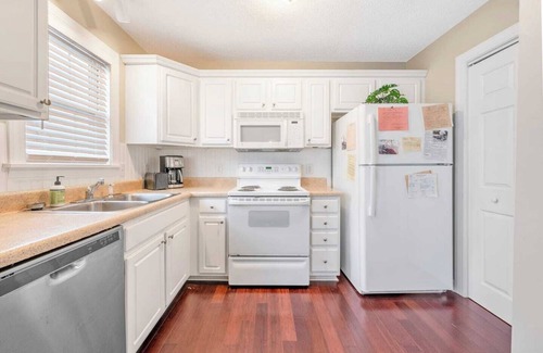 Fuquay-Varina Casa | Hemingway's Hideaway | Walkable | King Bed
