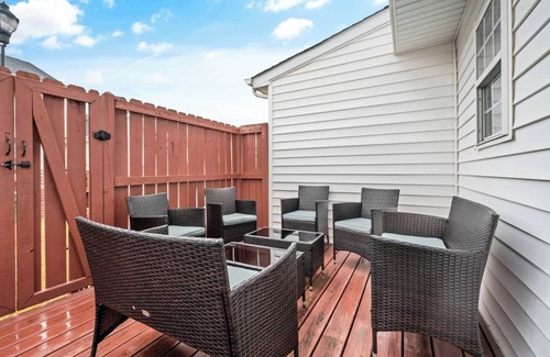 Fuquay-Varina Casa | Hemingway's Hideaway | Walkable | King Bed