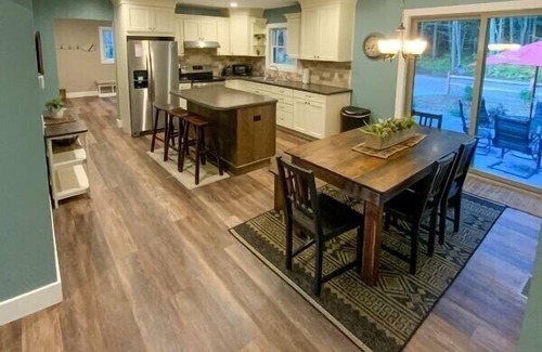 Traverse City Casa | Hemlock Cottage on beautiful Pikes Lake