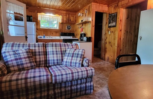 North Sebago Cabaña | Hemlock Cottage-Private Beach-Pets Welcome - Round Table Lodge, Sebago, Maine