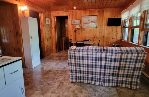 North Sebago Cabaña | Hemlock Cottage-Private Beach-Pets Welcome - Round Table Lodge, Sebago, Maine