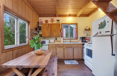 Rockaway Beach Cabina | Hemlock Inn, private cozy space