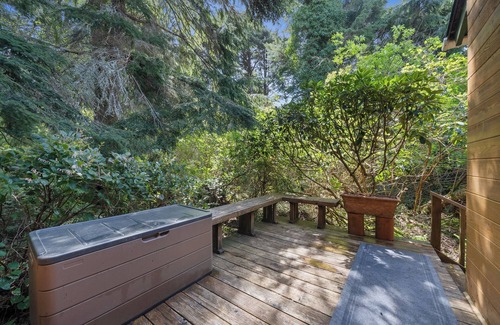 Rockaway Beach Cabina | Hemlock Inn, private cozy space