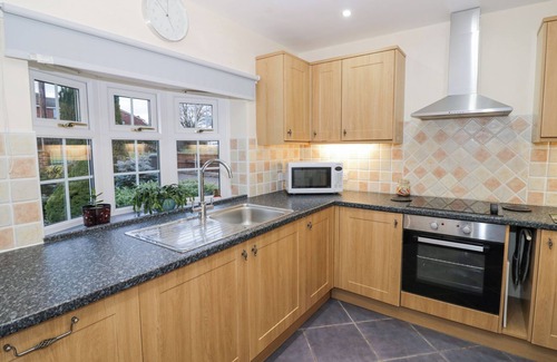 Stourport-on-Severn Cabaña | HEN AND CHICKENS, family friendly in Stourport-On-Severn