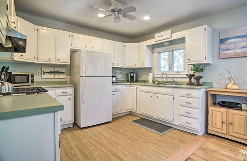 Pocasset Cabaña | Hen Cove Home w/ Wood Deck - Walk to Beaches!