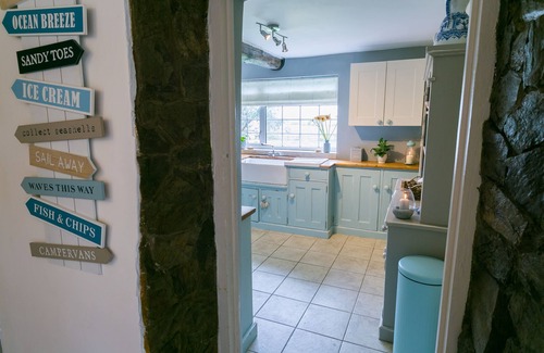 Llanerchymedd Cabaña | Hen Tyn Y Mynydd - a dog that sleeps 6 guests in 3 bedrooms