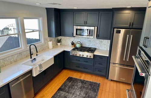 Eureka Casa | Henderson House Eureka. Centrally located stylish home with all amenities.