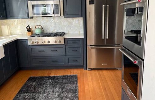 Eureka Casa | Henderson House Eureka. Centrally located stylish home with all amenities.