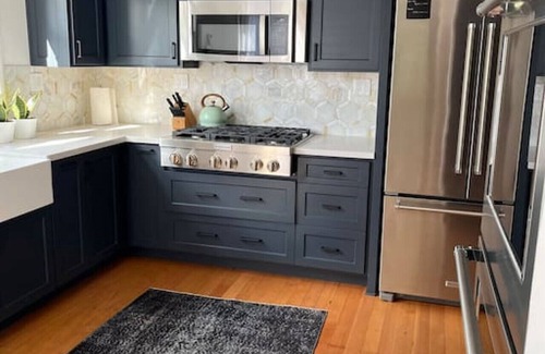 Eureka Casa | Henderson House Eureka. Centrally located stylish home with all amenities.