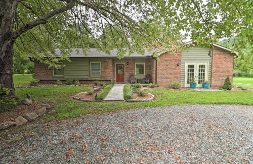 Hendersonville Casa | Hendersonville Home with Fire Pit 5 Mi to Downtown!