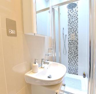 Finchley Church End Apartamento | Hendon Escape Luxury Apartment with En-suite Bath