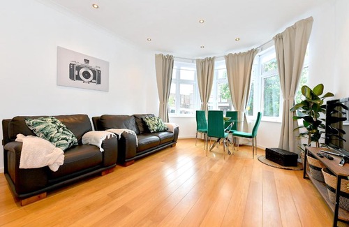 Finchley Church End Apartamento | Hendon Escape Luxury Apartment with En-suite Bath