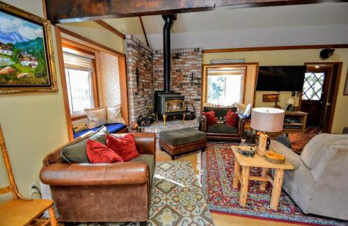 Arnold Casa | Hennessys Laughing Bear Lodge