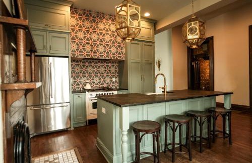 Rolling Mill Hill Casa | Henrie House I Luxury 4BR Downtown Historic Gem with Library & Patio