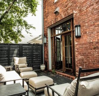 Rolling Mill Hill Casa | Henrie House I Luxury 4BR Downtown Historic Gem with Library & Patio