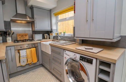 Guisborough Cabaña | HENRIETTA'S COTTAGE, pet friendly, with open fire in Guisborough
