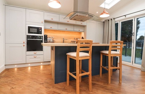 Knott End-on-Sea Cabaña | HENRY HAVEN, family friendly, character holiday cottage in Garstang