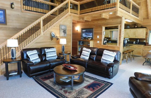 Island Park Cabina | Henry's Lakefront Cabin - 20 miles from YNP - Sleeps 10 with 3 baths