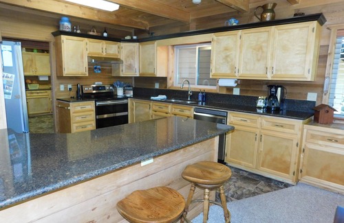 Island Park Cabina | Henry's Lakefront Cabin - 20 miles from YNP - Sleeps 10 with 3 baths