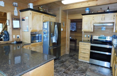 Island Park Cabina | Henry's Lakefront Cabin - 20 miles from YNP - Sleeps 10 with 3 baths