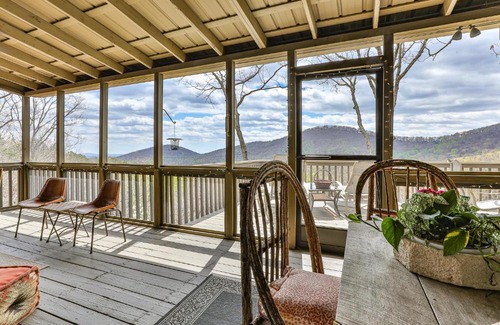 Big Canoe Casa | Here For The Views - Beautiful & Historic Cabin in Big Canoe
