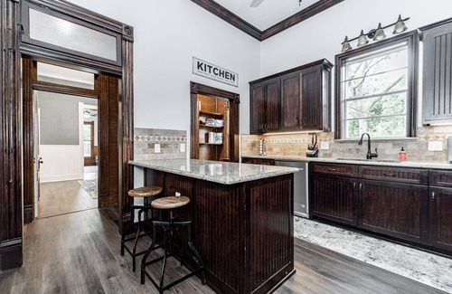 Euless Casa | HERITAGE HOUSE- HUGE POOL-ROOFTOP-PICKLE-BALL COURT-ARCADE-HOT-TUB