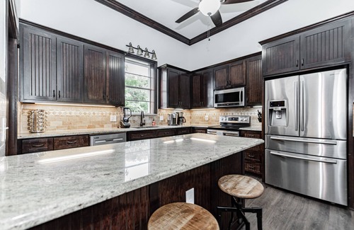 Euless Casa | HERITAGE HOUSE- HUGE POOL-ROOFTOP-PICKLE-BALL COURT-ARCADE-HOT-TUB