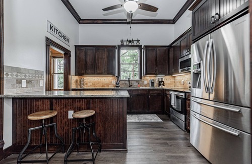 Euless Casa | HERITAGE HOUSE- HUGE POOL-ROOFTOP-PICKLE-BALL COURT-ARCADE-HOT-TUB
