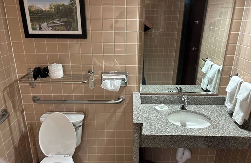 Fenton Hotel | Heritage Inn & Suites St. Louis/Fenton, Trademark by Wyndham