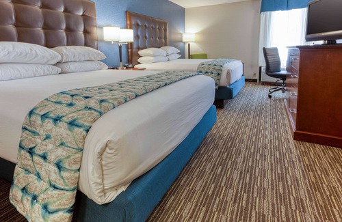 Fenton Hotel | Heritage Inn & Suites St. Louis/Fenton, Trademark by Wyndham