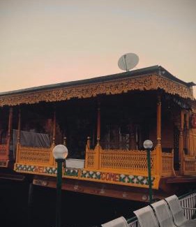 Dal Lake Hotel | heritage new moon premium houseboat