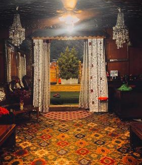 Dal Lake Hotel | heritage new moon premium houseboat