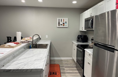 West Arlington Apartamento | Hermès Luxe Escape:Chic &Stylish in Arlington