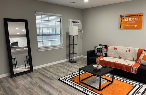 West Arlington Apartamento | Hermès Luxe Escape:Chic &Stylish in Arlington