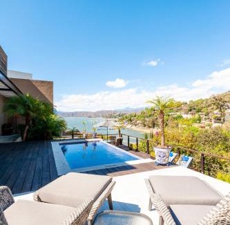 Valle de Bravo Casa | Hermosa Casa con Terraza y Vista al Lago en Avándaro