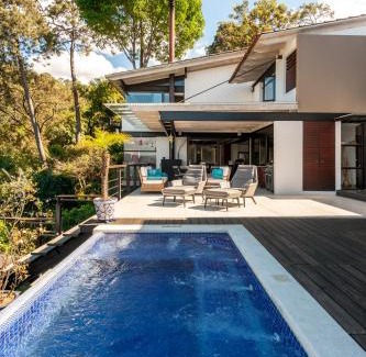 Valle de Bravo Casa | Hermosa Casa con Terraza y Vista al Lago en Avándaro