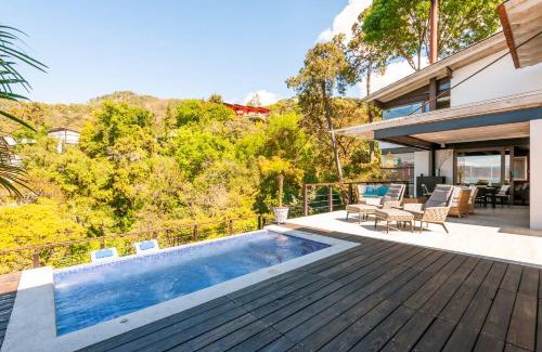Valle de Bravo Casa | Hermosa Casa con Terraza y Vista al Lago en Avándaro