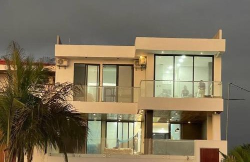 Manglaralto Casa | Hermosa casa frentes al mar en Montanita con piscina