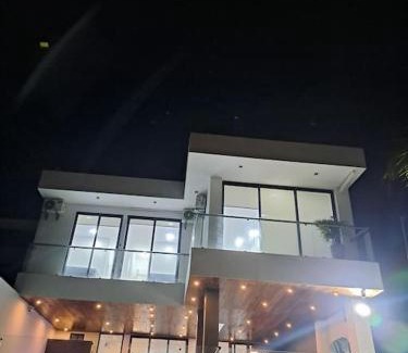 Manglaralto Casa | Hermosa casa frentes al mar en Montanita con piscina