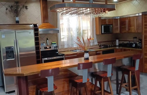El Tanque Casa | Hermosa casa privada para 14 personas con piscina y hermosos jardines.