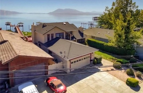 North Lakeport Casa | Hermosa Clear Lake 3,000 pies cuadrados espaciosos en el agua.
