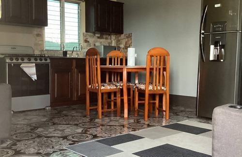 San Benito Apartamento | Apartamento estudio con dos camas Queen, cosina completa, y baño privado
