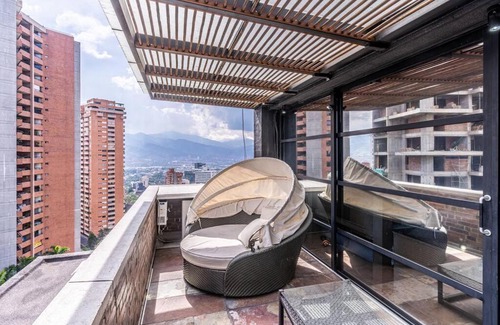 La Florida Apartamento | Hermoso penthouse dúplex con vista a Medellín