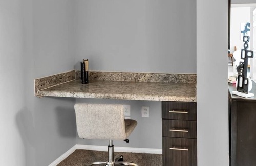 Herndon Apartamento | Herndon #11306 · Monochromatic Modern 2BR|2BTH Min. IAD w Amenities