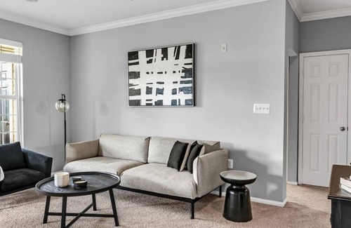 Herndon Apartamento | Herndon #11306 · Monochromatic Modern 2BR|2BTH Min. IAD w Amenities