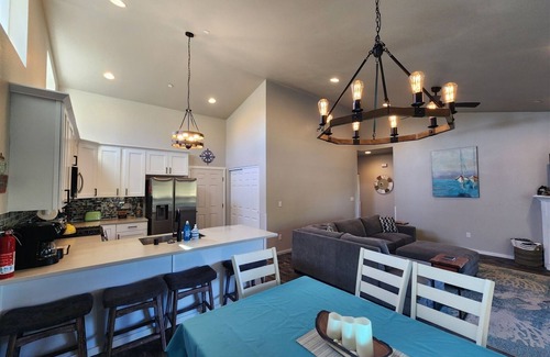 Ocean Shores Casa | Heron Haven - Beautiful newer canal front home