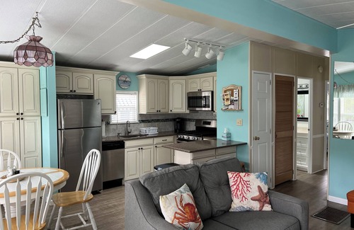Assateague Pointe Casa | Heron Hut - 2 recámaras, 1 baño en casa en un estanque tranquilo con WIFI privado y NetFlix