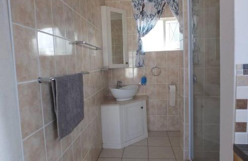 West Bank Apartamento | Heron Place sunny self-catering garden flatlet