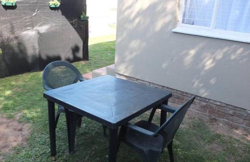 West Bank Apartamento | Heron Place sunny self-catering garden flatlet